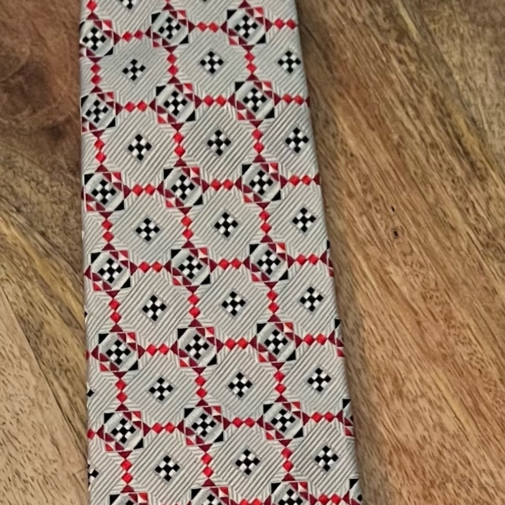 JOSEPH A. BANK MEN’S SILVER, RED, & BLACK 100% SILK NECKTIE/PRE-OWNED/FESTIVE!!!